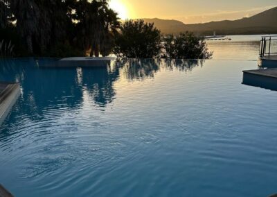 vue piscine à débordement avec vue sur la mer