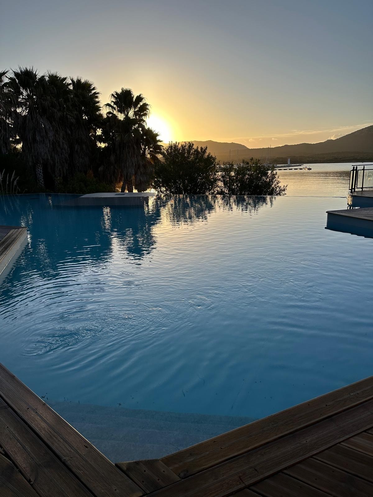 vue piscine à débordement avec vue sur la mer vue piscine à débordement avec vue sur la mer